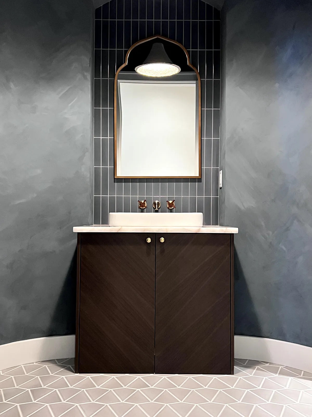 2021 IMG lo RES residential design Duett interiors tiffany thompson photo marni mervis bathroom backsplash 2x8 nautical kite alpaca white grout FC 456627 FC457075 2