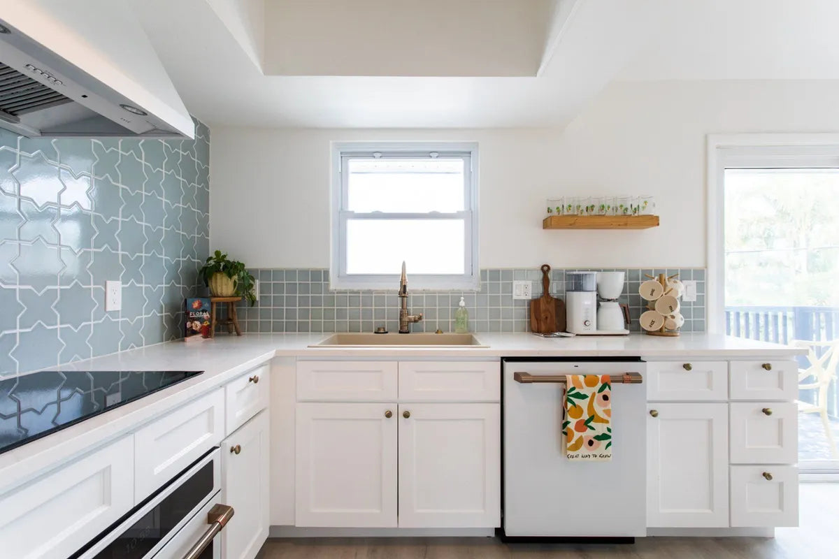 2021 img commercial full rights influencer design photos arrows and bow ashley petrone joie inn sage room hotel hospitality kitchen backsplash mosaics straight set 3x3 salton sea large star and cross schluter trim FC444562 2