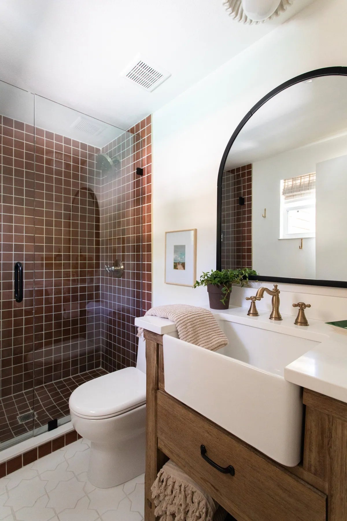 2021 img commercial full rights influencer design photos arrows and bow ashley petrone joie inn terracotta room hotel hospitality bathroom shower mosaics pan floor straight set 3x3 antique large star and cross calcite FC444562