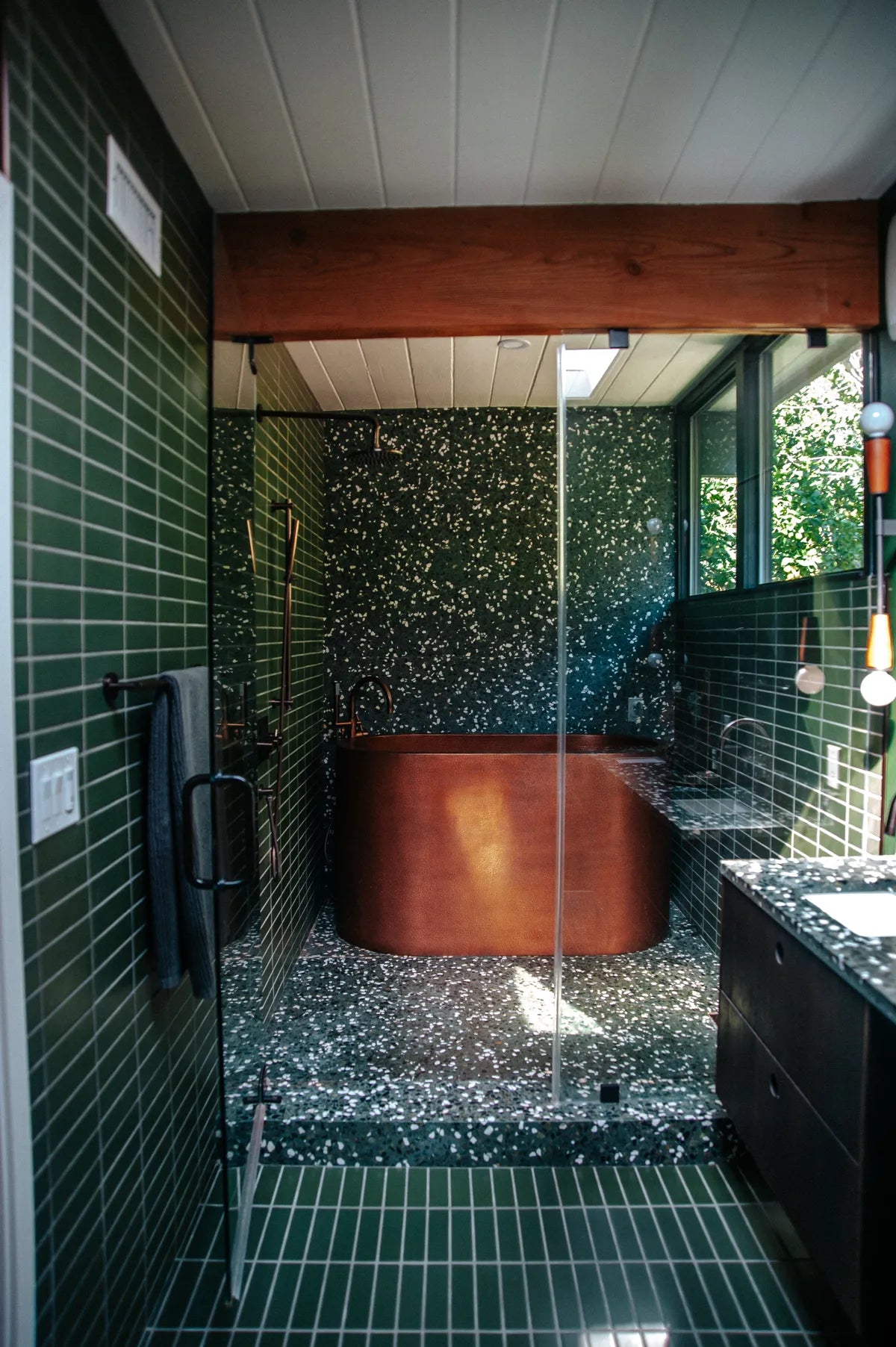 2021 img hi res influencer Claire Thomas styled emily vallely bathroom wall straight set FC241935 3