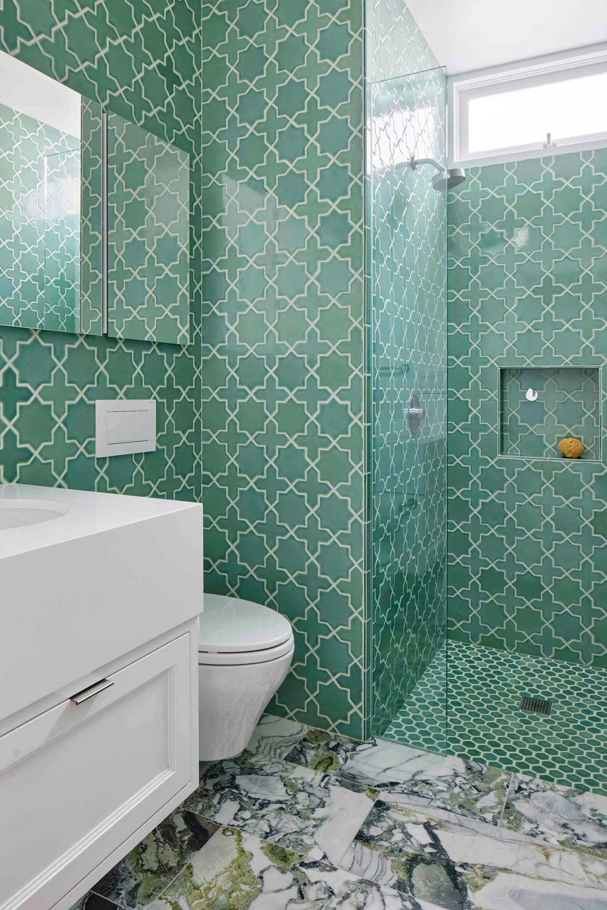 2021 img hi res residential design Samahahart photo bruce damonte bathroom shower niche mini star cross 2 in hexagon sheeted 2x6 amalfi coast FC428918 1