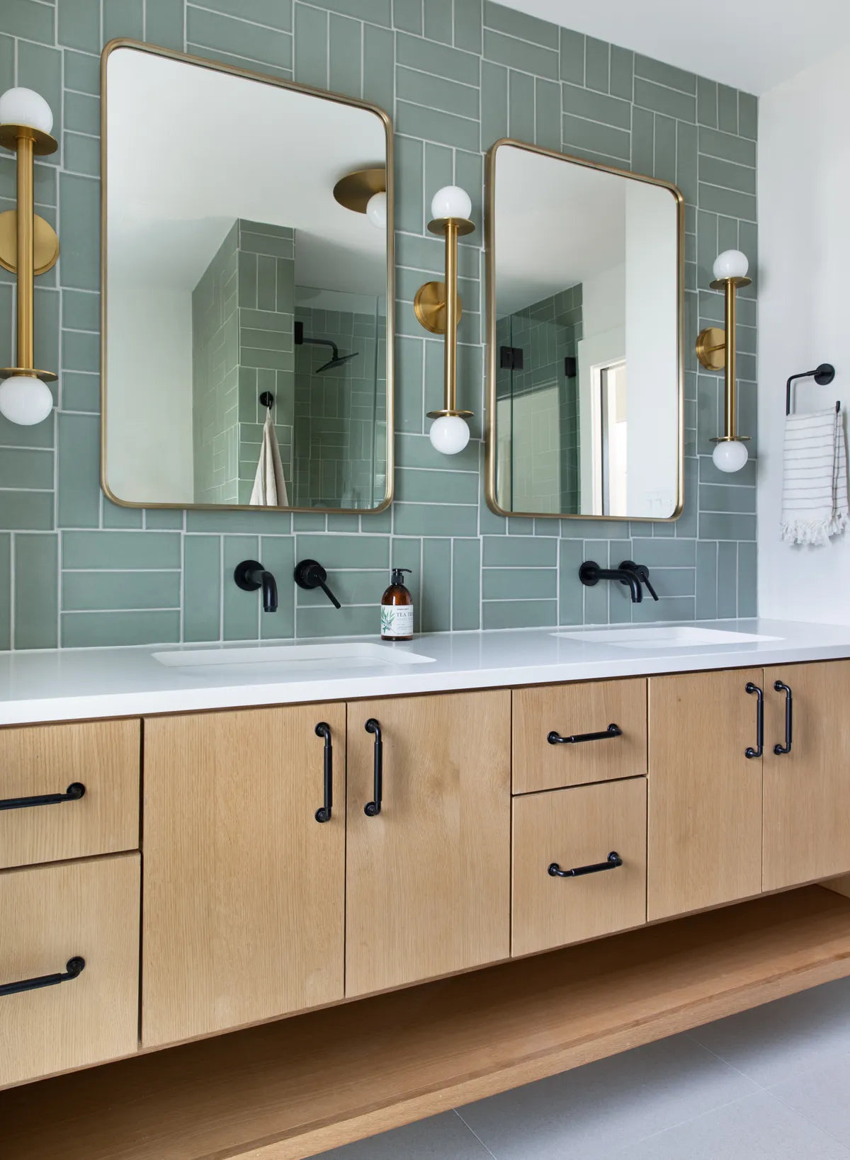2021 Img Hi Res Rights Residental Lauren Ramirez Interior Design Architect Nana Kim 9 Square Studio Photo Molly Culver Bathroom Wall Backsplash Shower 3X9 Rosemary Parquet Glazed Edge Trim 1X4 Straight Set Mosaic Shower Floor Full Fc280091