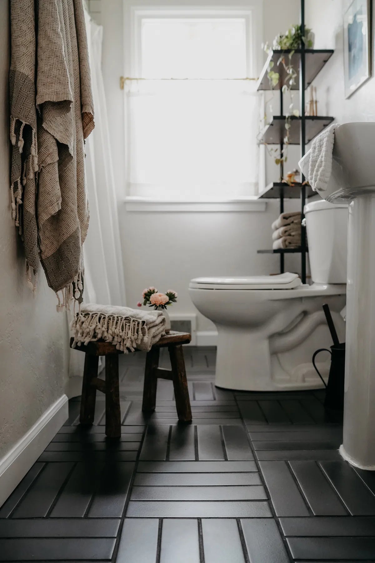 2021 img hi res rights residential influencer design photo alyson morgan alysongrows bathroom floor tile 3x12 parquet FC422131 4