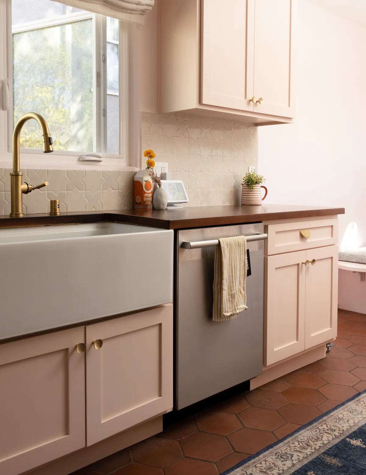2021 img residential full rights influencer lauren lapkus kitchen photo phil chester sara byrne backsplash tile mini star and cross magnolia floor hexagon 8 antique FC380700 FC382949 7