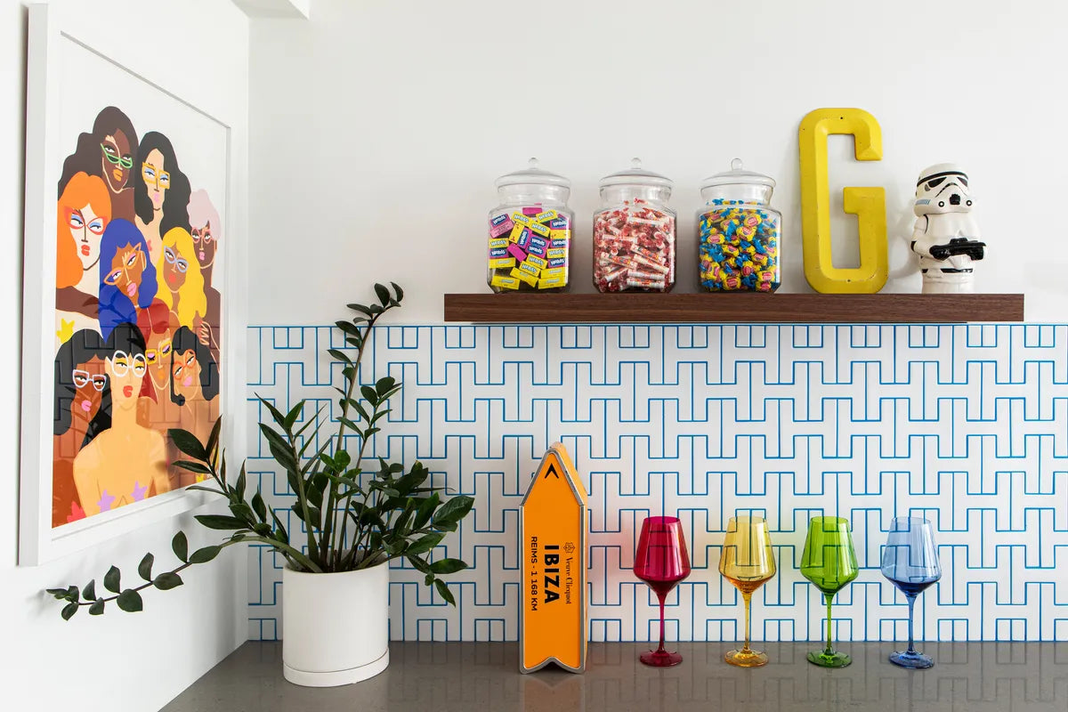 2022 IMG hi RES residentail WEB SOCIAL ONLY no print no ad design Mandy riggar interiors photo chris dibble backsplash kitchen chaine homme white wash blue grout FC378469 1