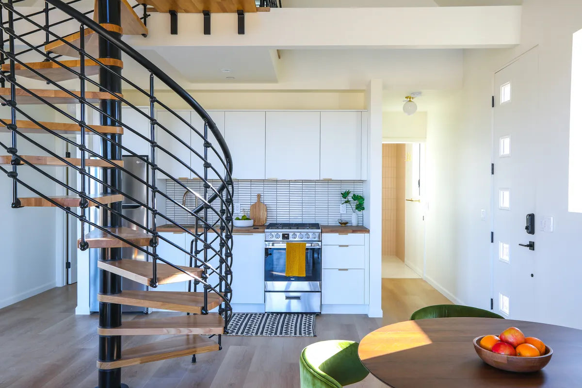 2022 IMG hi res residential influencer rights design photo jessica jones kitchen backsplash 1x6 sheeted tusk straight set grout greystone FC475544 6