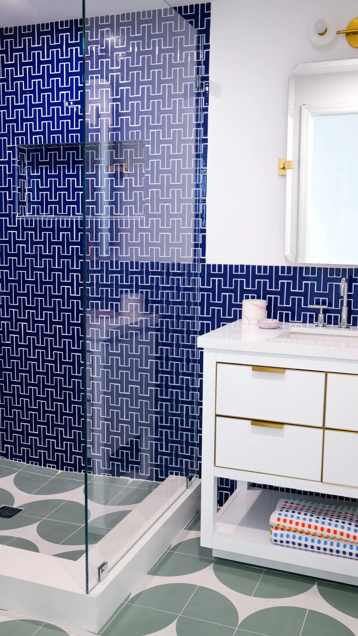 2022 Img hi res residential Web social ONLY design Barbara vail photo powder room wall chaine homme azul FC464556 1