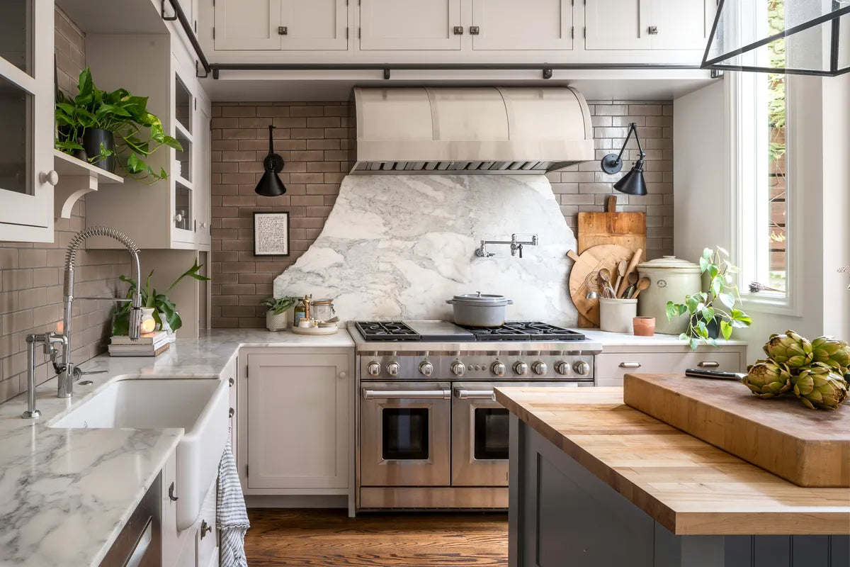 2022 WEB RES full rights adam potts photo asquared architecture brett dampier design kitchen backsplash brick residential wind river offset FC182744