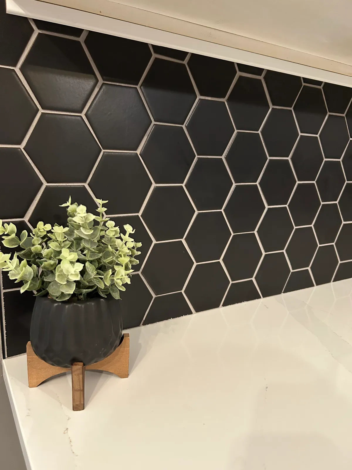 2022 kitchen backsplash jaclyn lance full rights lo res basalt ceramic 422 hexagon FC584056 2