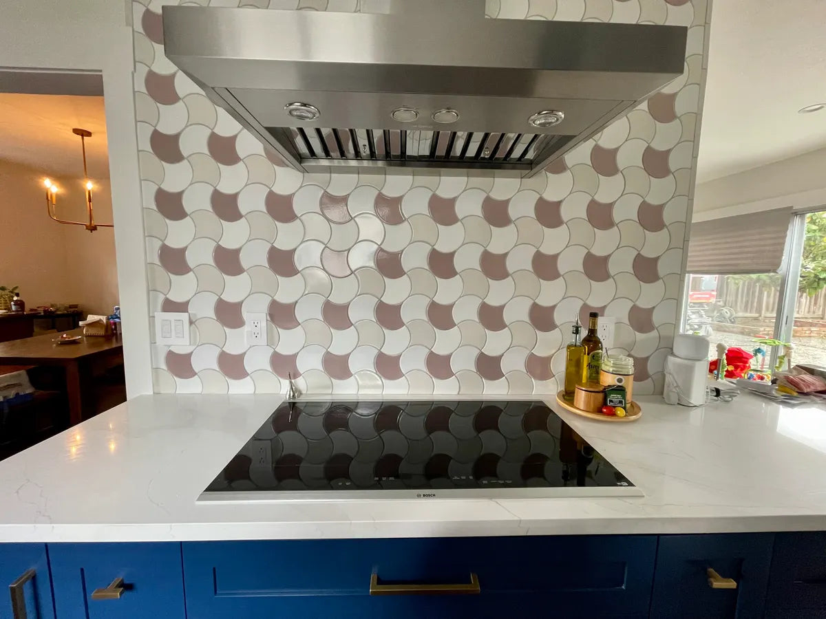2022 img hi res residential rights design Akriti Vora photo Amandeep Khurana kitchen backsplash ogee drop Calcite tusk Adobe white wash FC56787 1