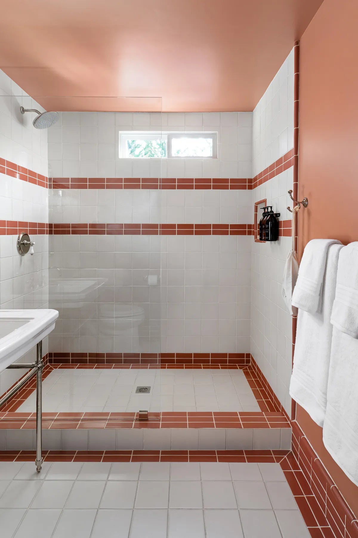 2022 img hi res full rights design handsome salt photo jenny seigwart noble proper cabin bathroom shower 2x6 red rock 6x6 ivory shower niche 1