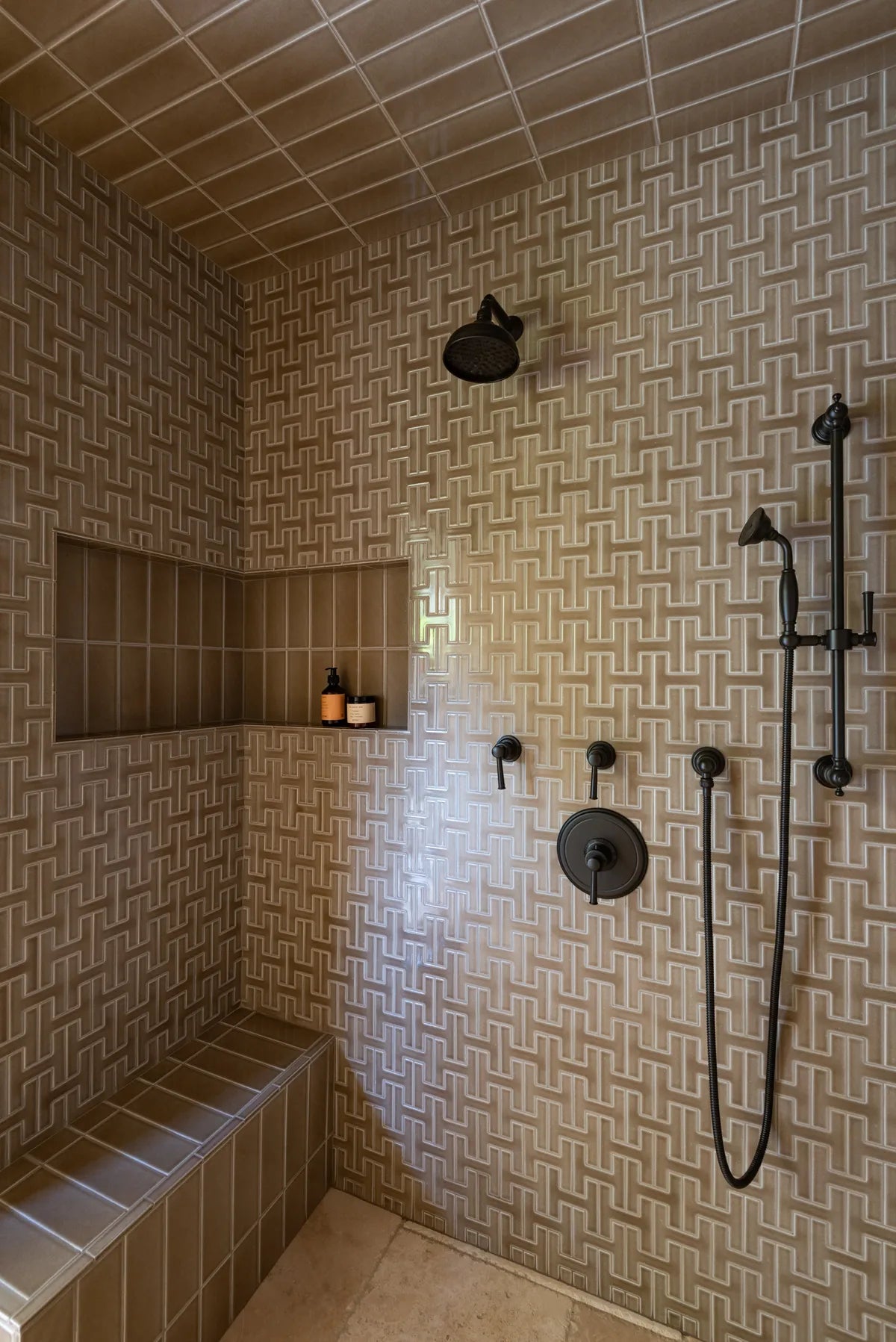 2022 img hi res img RIGHTS Design Design4 Corner photo Nader Essa shower chaine homme cardamom FC366289 1