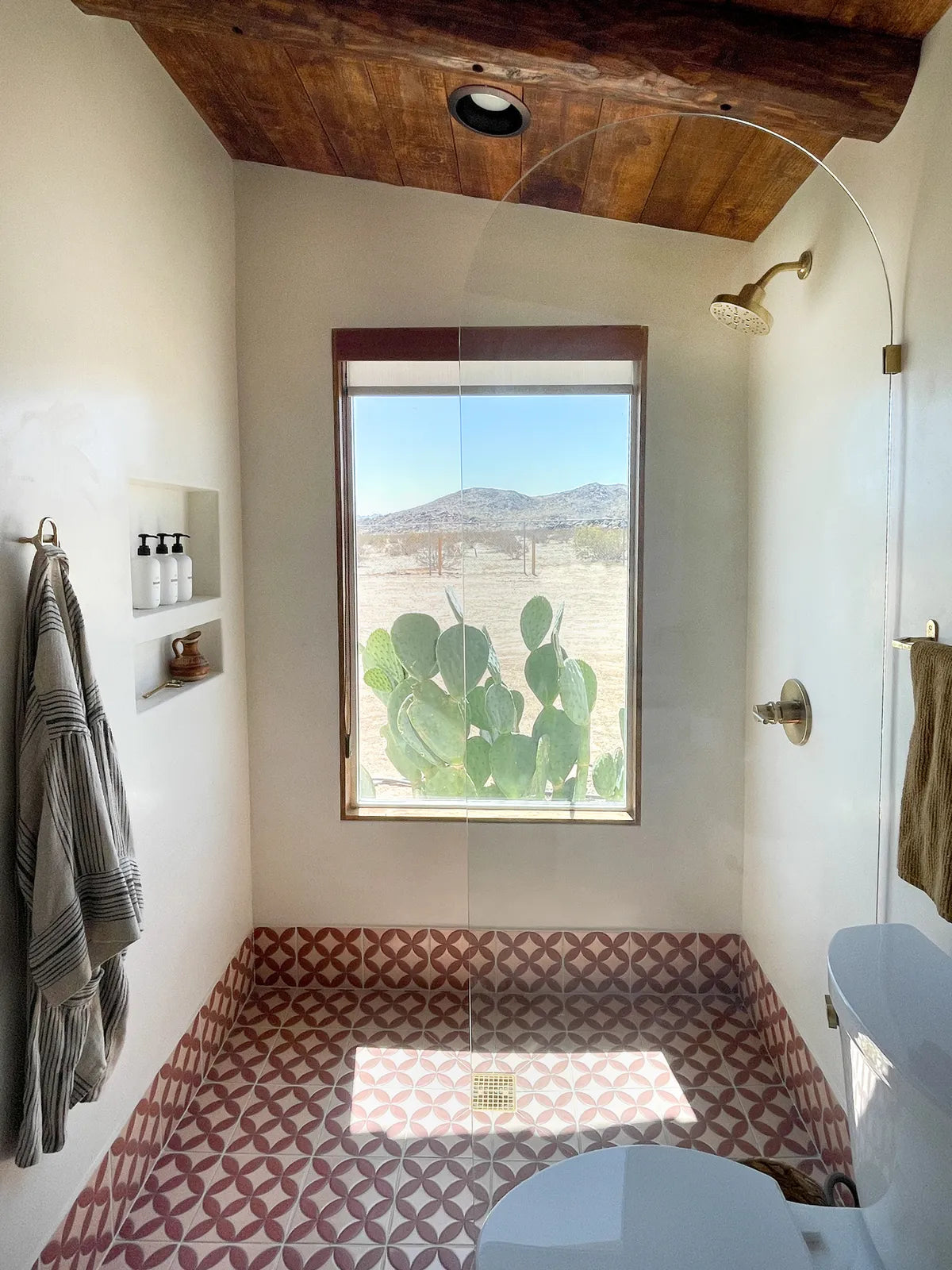 2022 img hi res influencer RIGHTS design Sara combs rich combs bathroom custom jardin fretwork in tumbleweed red rock gray dryline FC408441 7