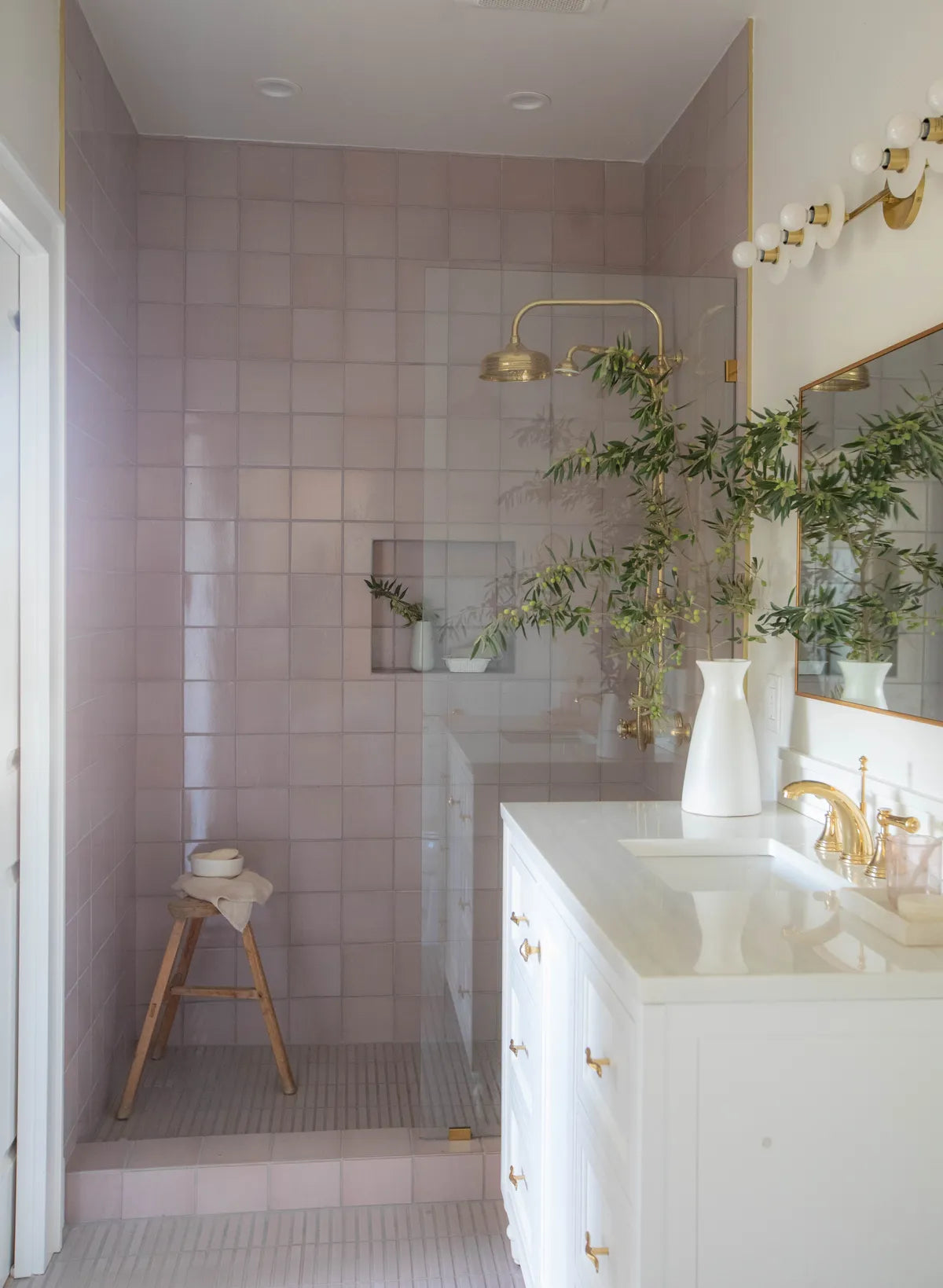 2022 img hi res influencer design Erin fetherston photo elizabeth messina shower wall floor shower curb niche 6x6 1x6 dust storm FC501810 5