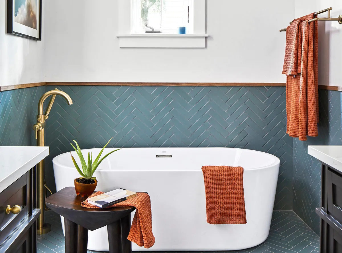 2022 img hi res influencer rights design Banner day interiors photo Laurey glenn bathroom wainscott flagstone 2x8 floor herringbone