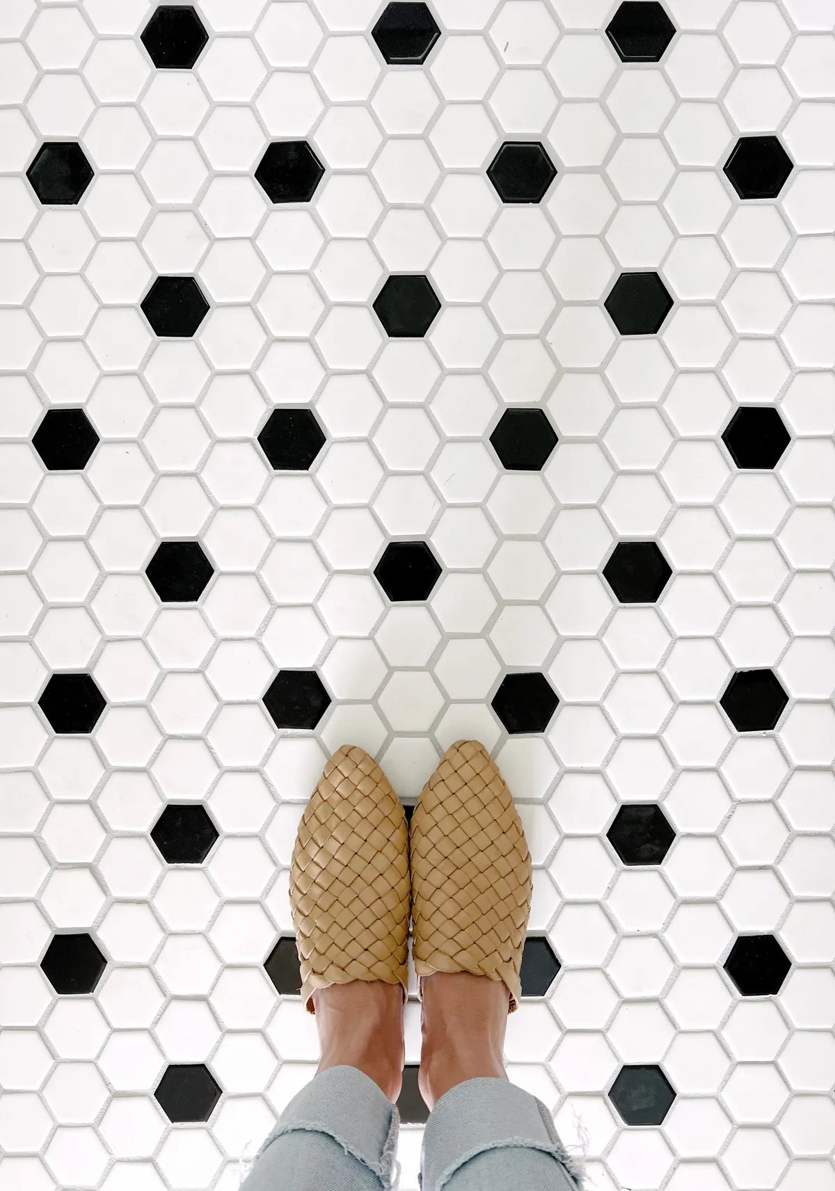 2022 img hi res influencer rights design cottage sea photo bathroom floor 222 hexagon calcite 222 hexagon raven 4x4 white wash 4x4 bullnose trim FC520106 1