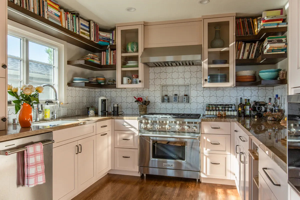 2022 img hi res residential web social design Alexi Butts Ellen Friedlander photo kitchen backsplash star and cross mini daisy noche quarter round daisy FC 480462 1