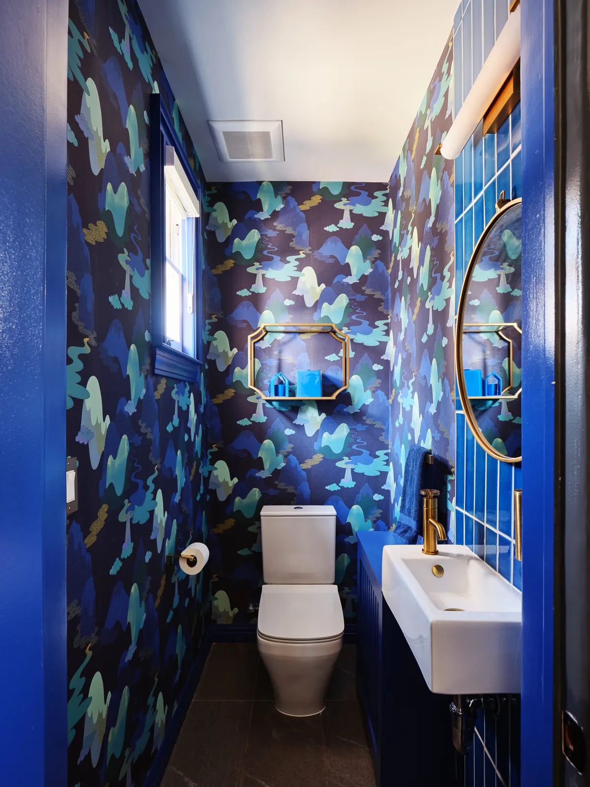2022 img hi res residential design re design architects photo Van sarki bathroom backsplash verticle straight 3x12 Aegean sea cerulean grout lacticrete FC215981 6