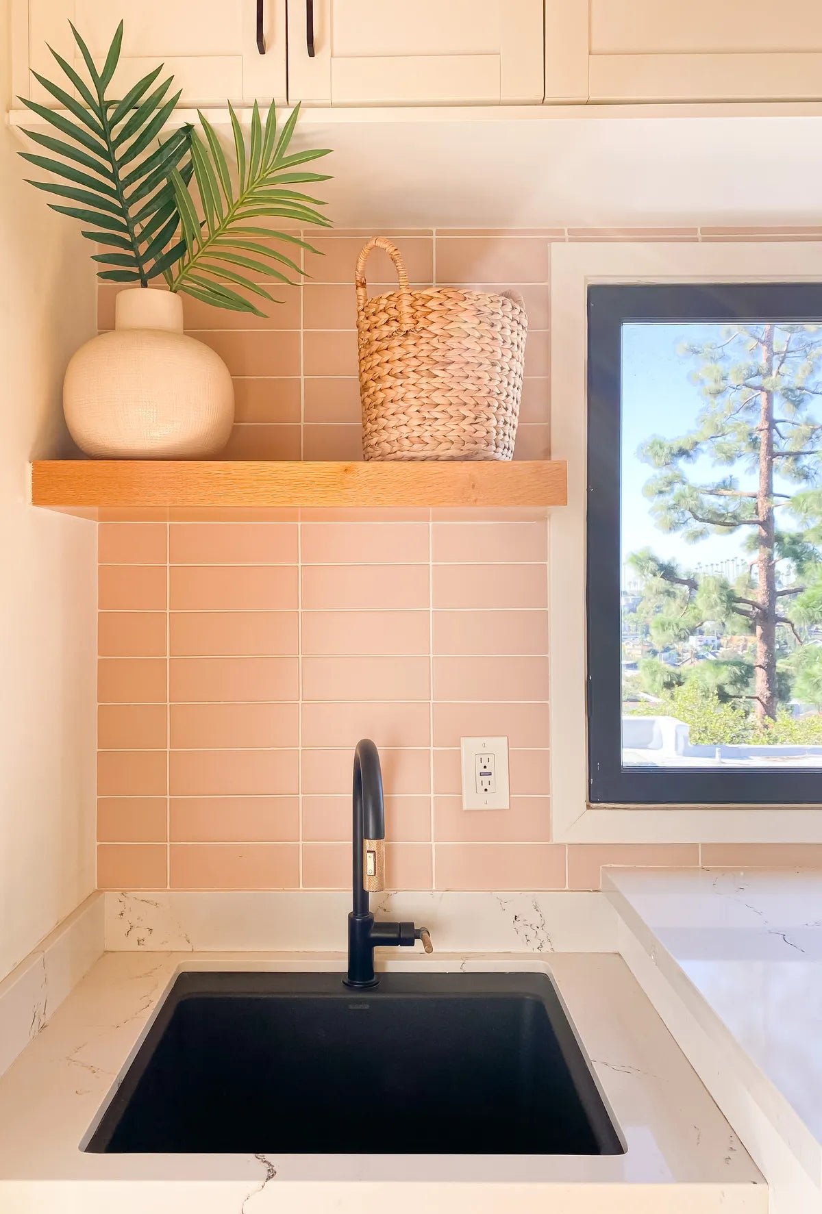 2022 img hi res residential influencer RIGHTS Design Jaclyn johnson photo Jessica Bordner laundry room backsplash straight set 3x9 tumbleweed grout snow white fc424402 3