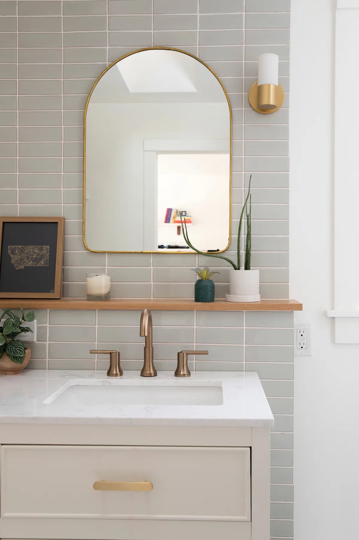 2022 img hi res residential influencer RIGHTS dsign iz stanley photo say yes bathroom backsplash 2x6 oyster shell glazed edge trim FC 478752 1