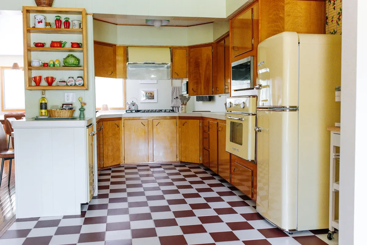2022 img hi res residential influencer design emily vallely photo kim poppen kitchen floor 8x8 daisy vintage leather 4