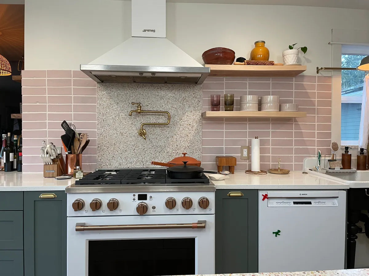 2022 img hi res residential rights design red barn resto photo kitchen backsplash straight set saguaro brick desert collection FC521632 6