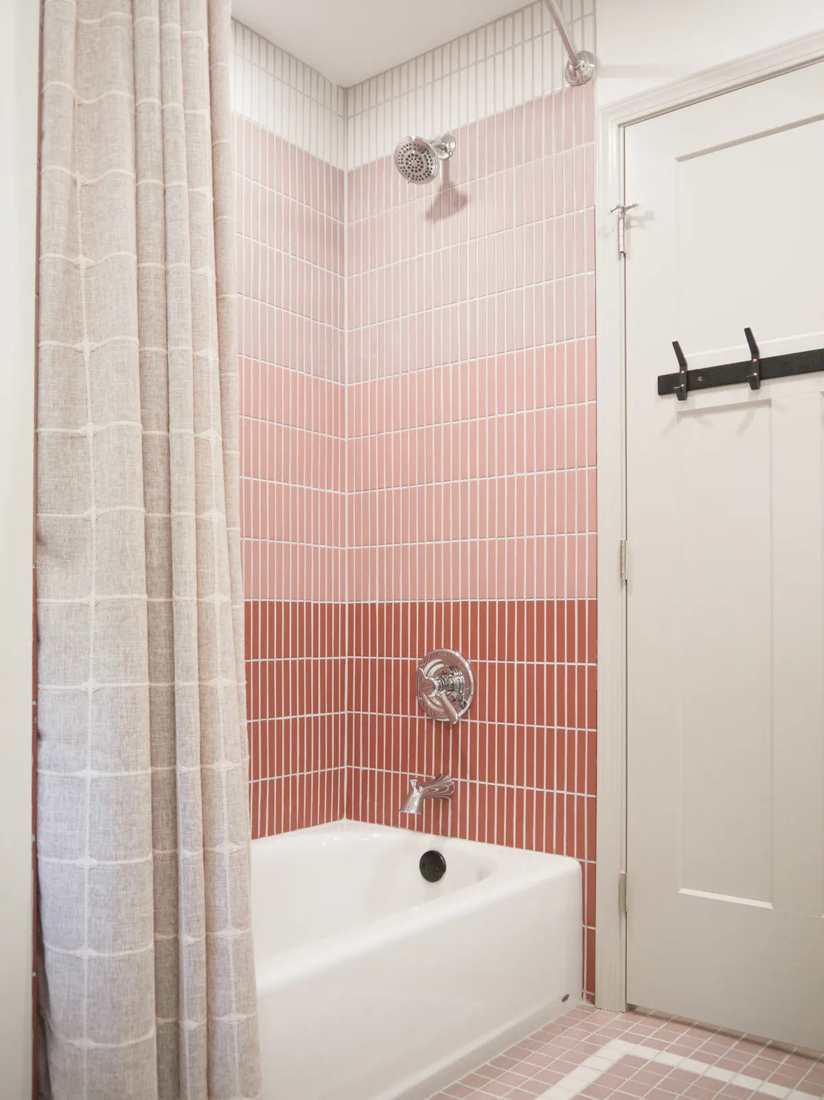 2022 img influencer rights design House of hamburger photo bathroom floor 2x2 tusk Adobe 1x6 red rock Adobe Mesa tusk 1x6 red rock glazed edge Adobe glaed edge Mesa glazed edge FC508612 4