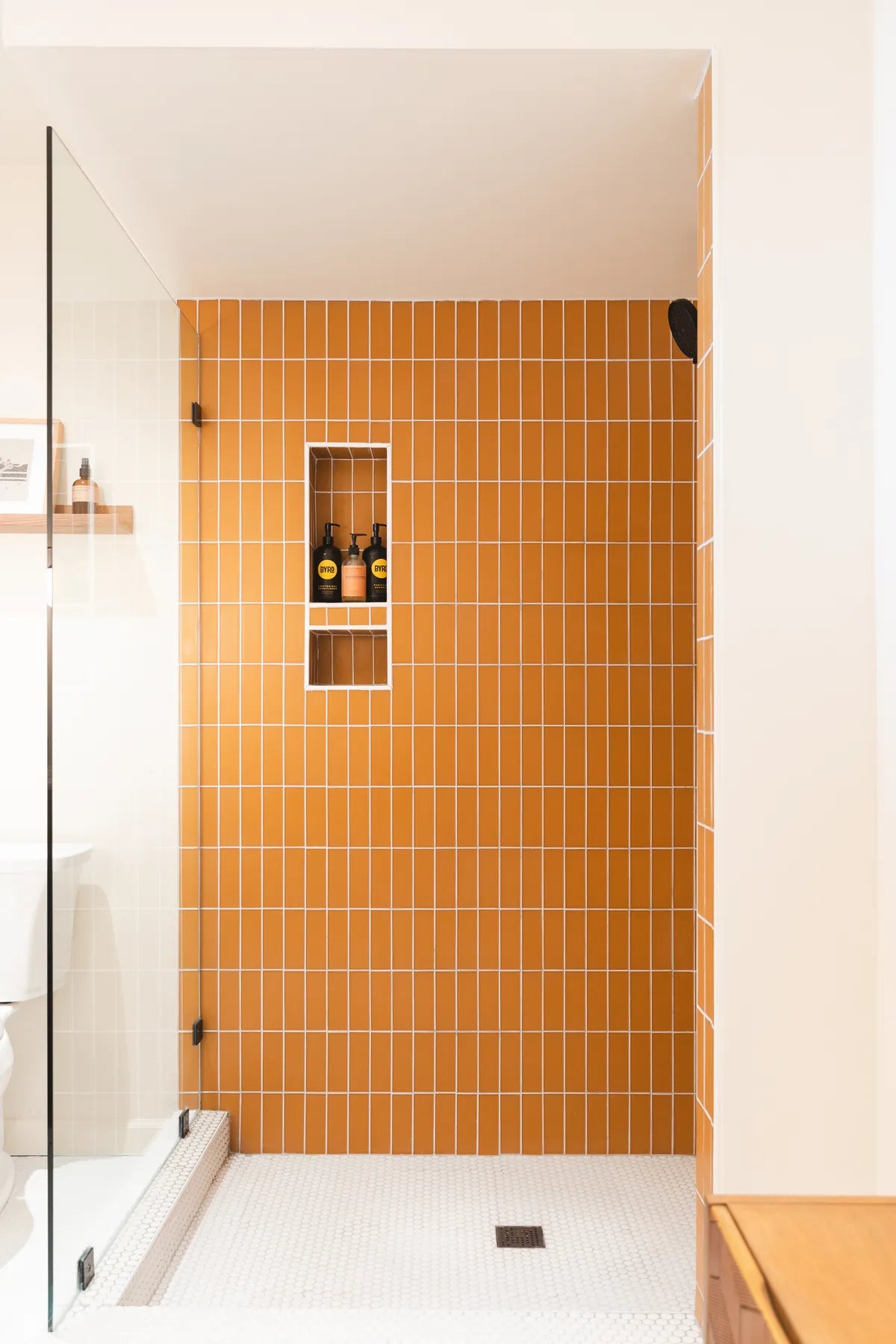 2023 hi res residential FULL RIGHTS Design Harvest moon bungalow photo Sterling Reed bathroom shower 2x6 Falcon matte shower verticle straight set niche 1