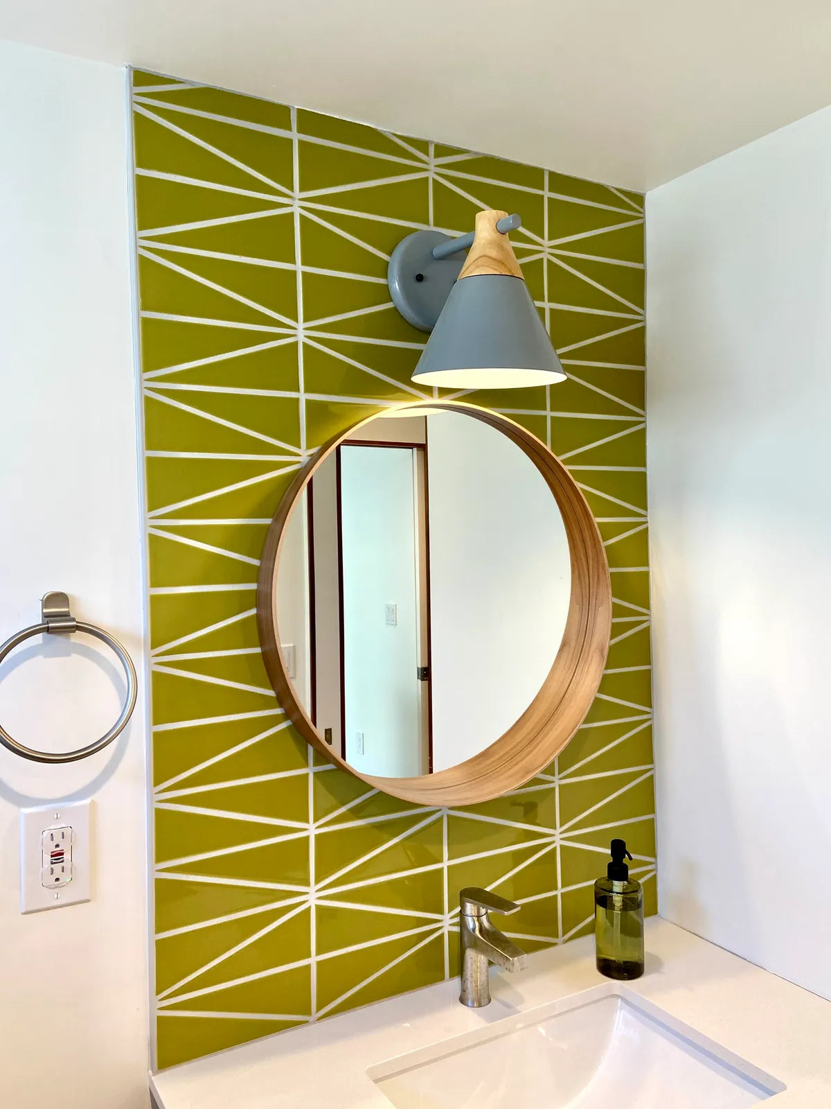 2023 img hi res install photo design Emily Wilska photo bathroom bcksplash Scalene palm tree FC536907 4