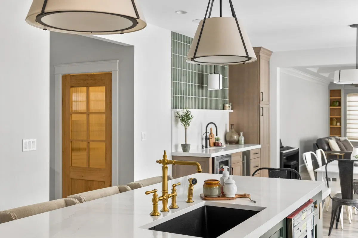2023 img influencer rights design kadilak homes photo Matt Surette kitchen wetbar backsplash verticle straight set 2x8 temoest flatliner trim long glazed edge FC541026 2