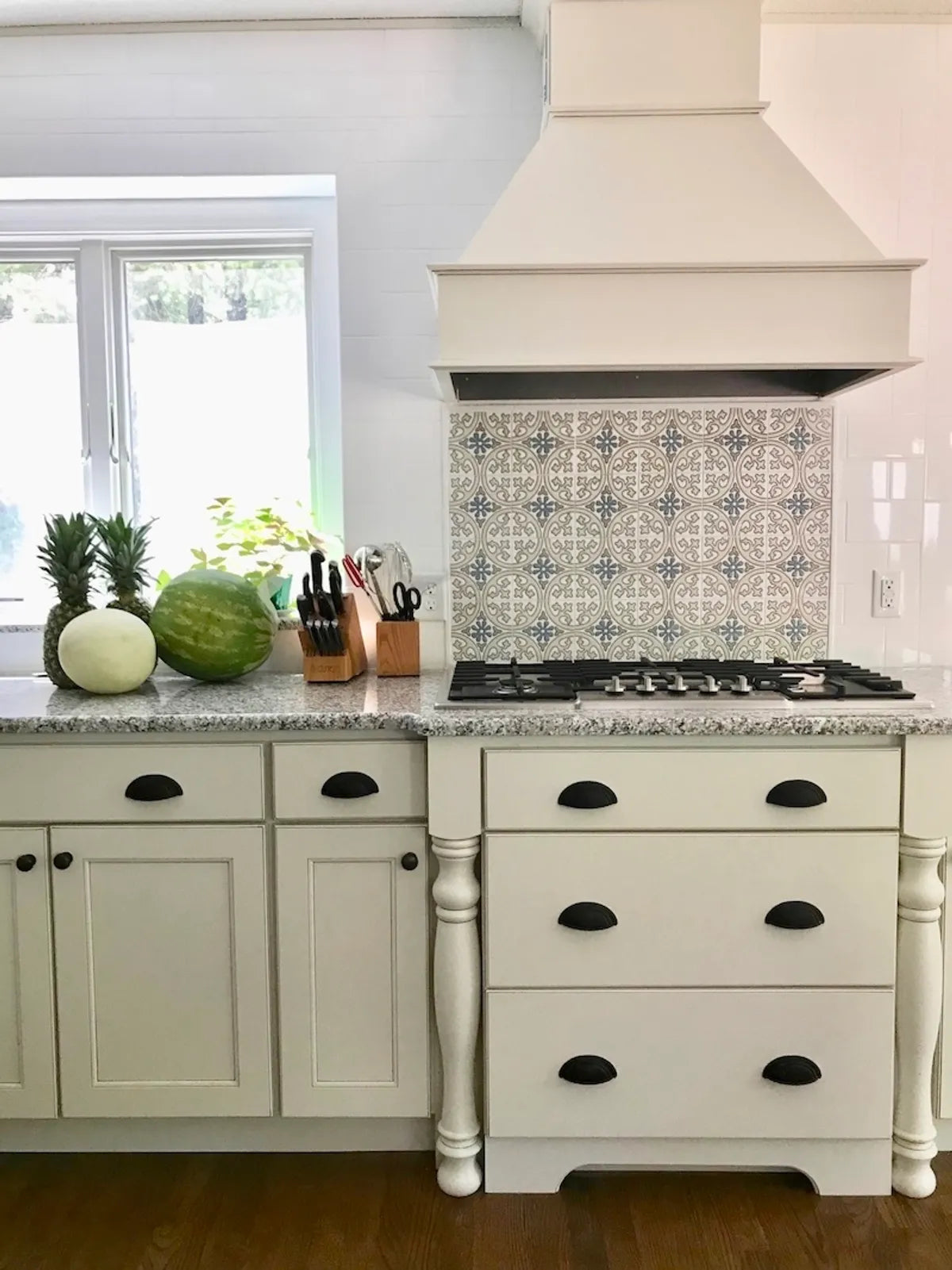 Gallery 2018 Q1 Img Hi Res Rights Residential Designs Photo By Simony Silva Kitchen Backsplash Range Accent Ceramic Handpainted Custom Color Lugo 6X6 Fc216638 7