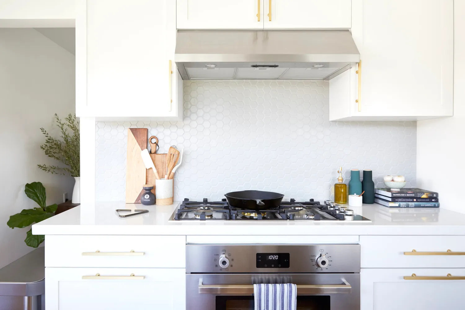 2017  Q4 Image Residential Influencer  Jennifer Chong Kitchen Backsplash Tile Mosaics Hexagon 2 Gypsum