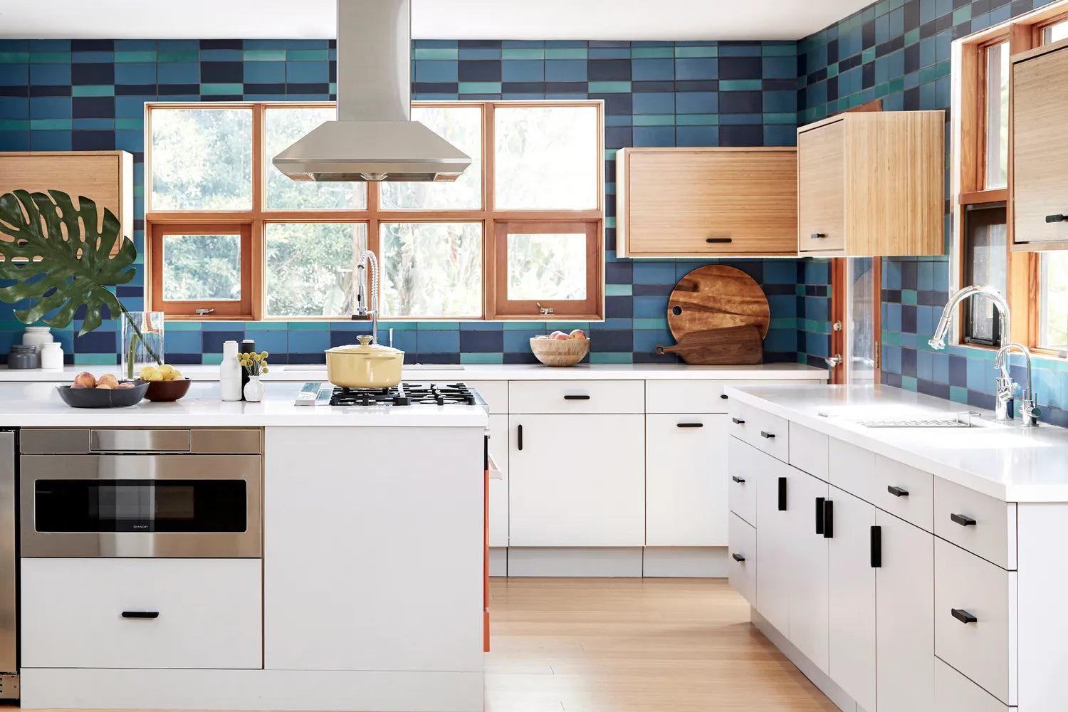 2017 Q4 Img Hi Res Rights Residential The Niche Home Jenna Peffley Photo Ceramic Kitchen Backsplash Plaid Peacock 2X8 4X8 Fluorite 2X8 4X8 Blue Velvet 2X8 4X8 Blend Fc207276 1