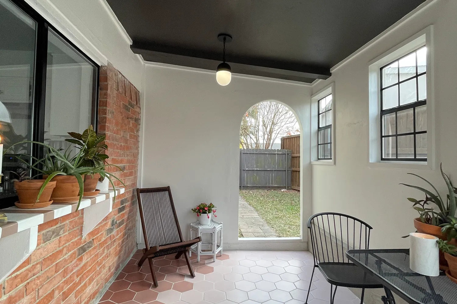 2020 Img Hi Res Rights Residential Influencer Amanda Walker Dwellaware Sunroom Living Floor Tile Hexagon 8 Blend Dawn Mesa Red Rock Full 3 Fc396274