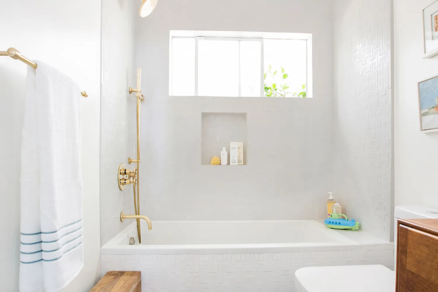 Chaine  Homme  White  Gloss  Photographer  Tessa  Neustadt  Emily  Henderson  Guest  Bathroom