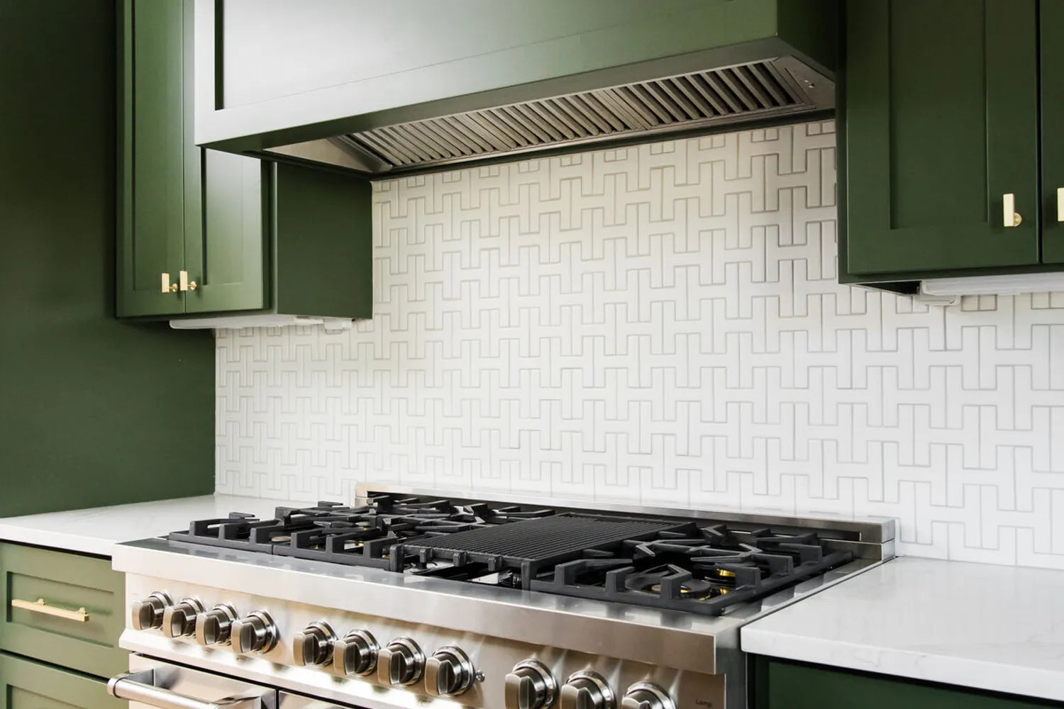 Backsplash ideas for dark cabinets and light countertops green and white