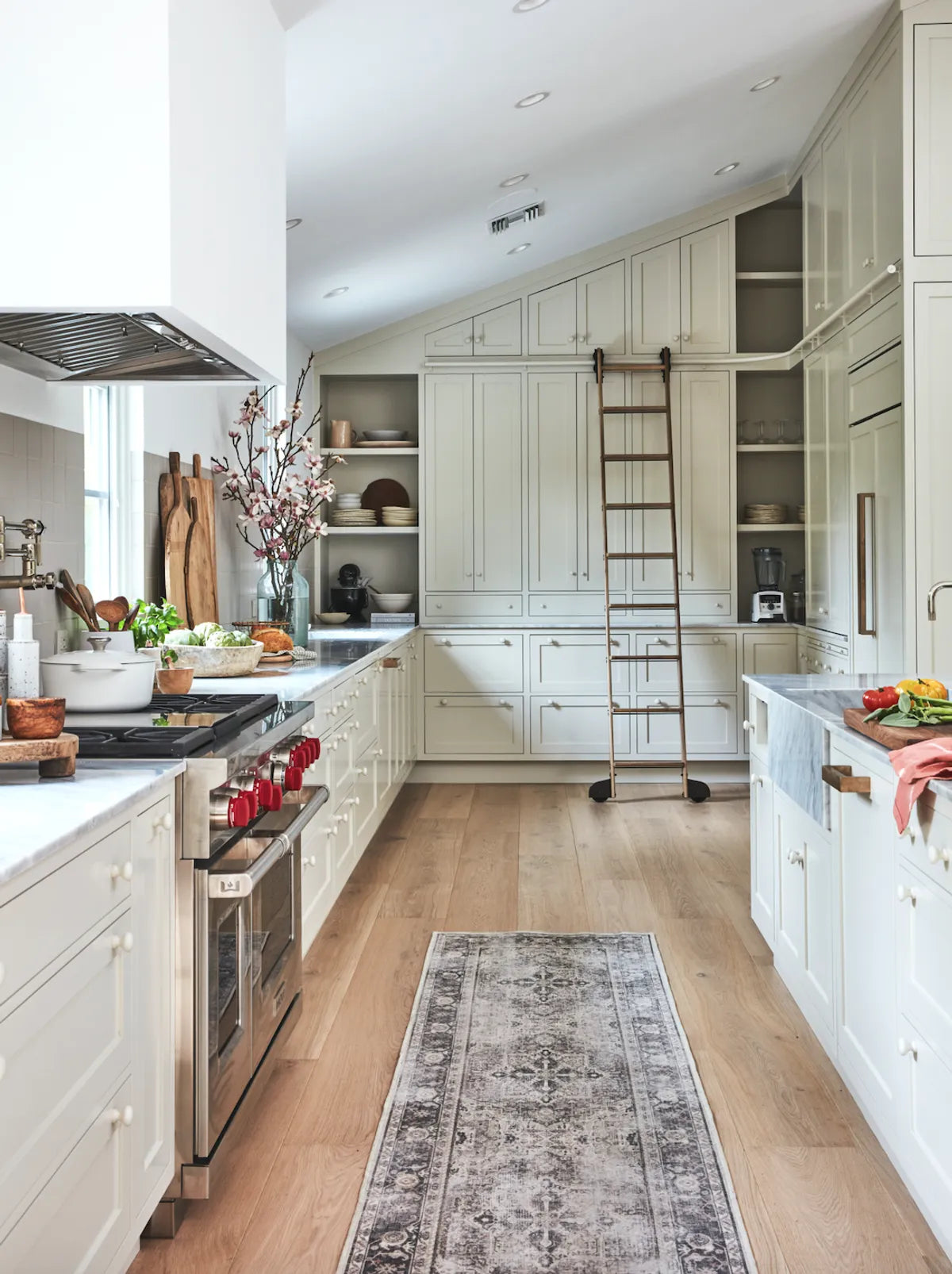 2021 img rights hi res residential influencer whats gaby cooking photo Matt Armendariz design Thea Home kitchen backsplash tile non slip 4x4 straight set limestone dolomite 2 FC386970