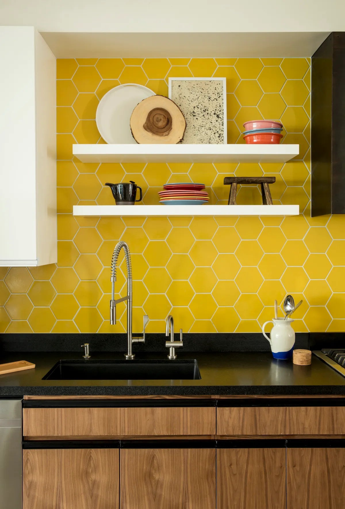 2017 Q3 Image Residential Lynn K Leonides Andrea Faucett Design Photo Aubrie Pick Kitchen Backsplash Tile Hexagon 6 Daffodil 4
