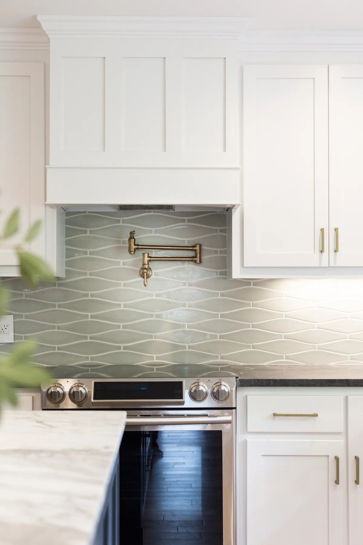 2017 Q3 Image Residential Tera Janelle Interiors Kitchen Backsplash Tile Wave Silver Haze Detail 6