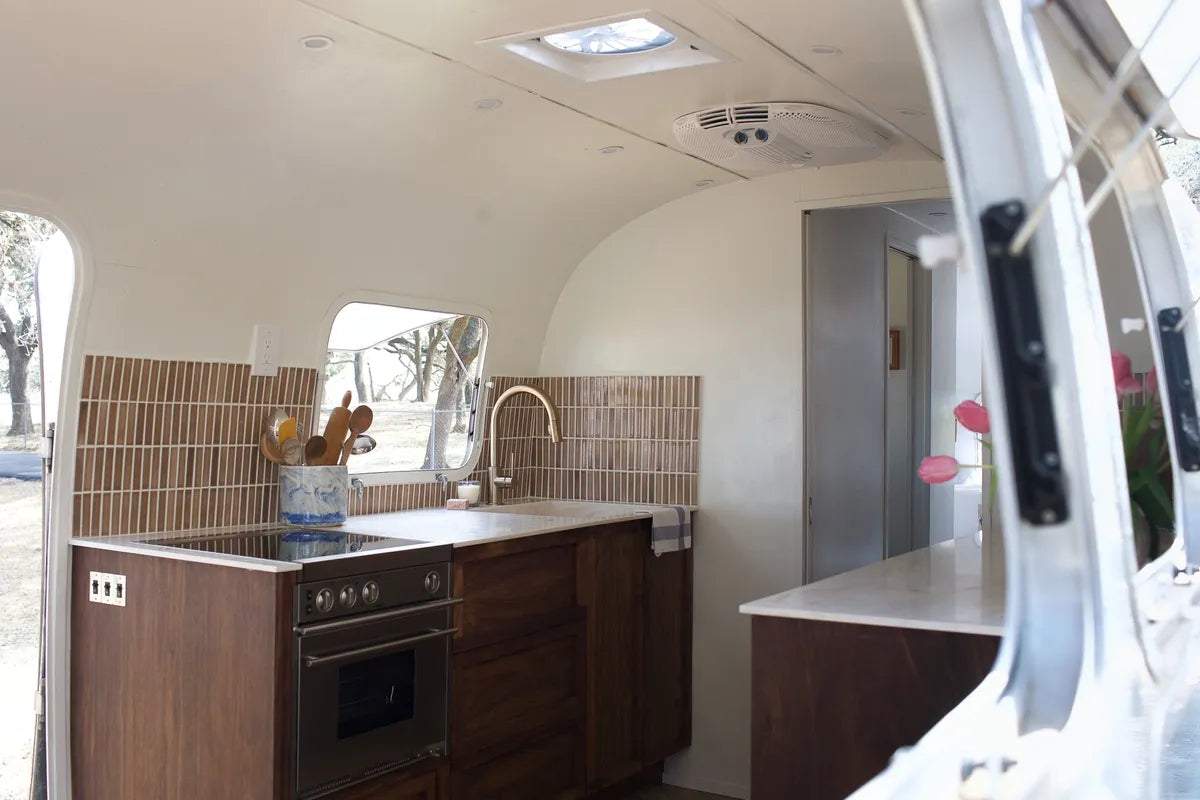 2018 Q1 Image Residential Influencer Modern Caravan Photography Kate Oliver Airstream Kitchen Backsplash Tile Mosaics Straight Set 1X4 Nutmeg Full 3