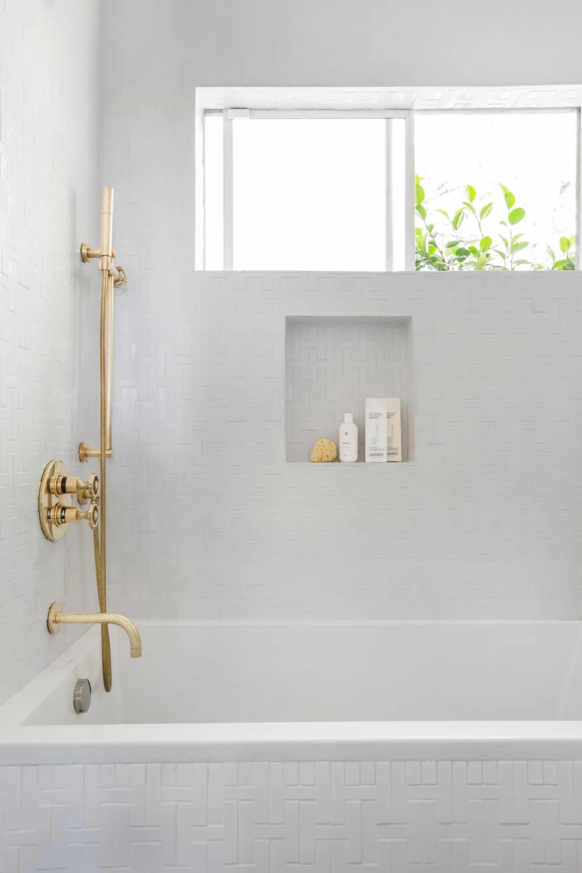 Chaine Homme White Gloss Photographer Tessa Neustadt Emily Henderson Guest Bathroom 2