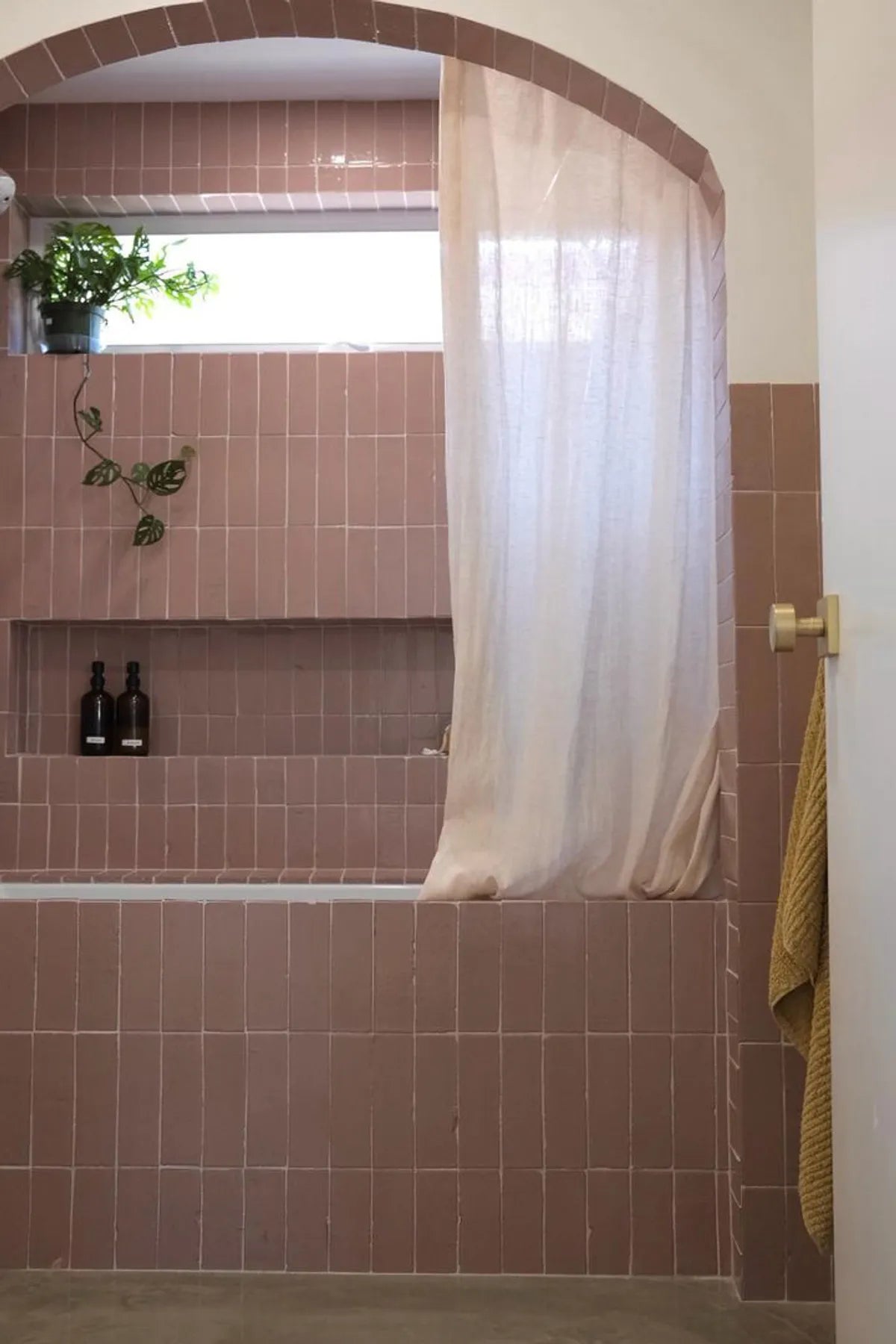 Desert modern pink brick tub shower tile 3