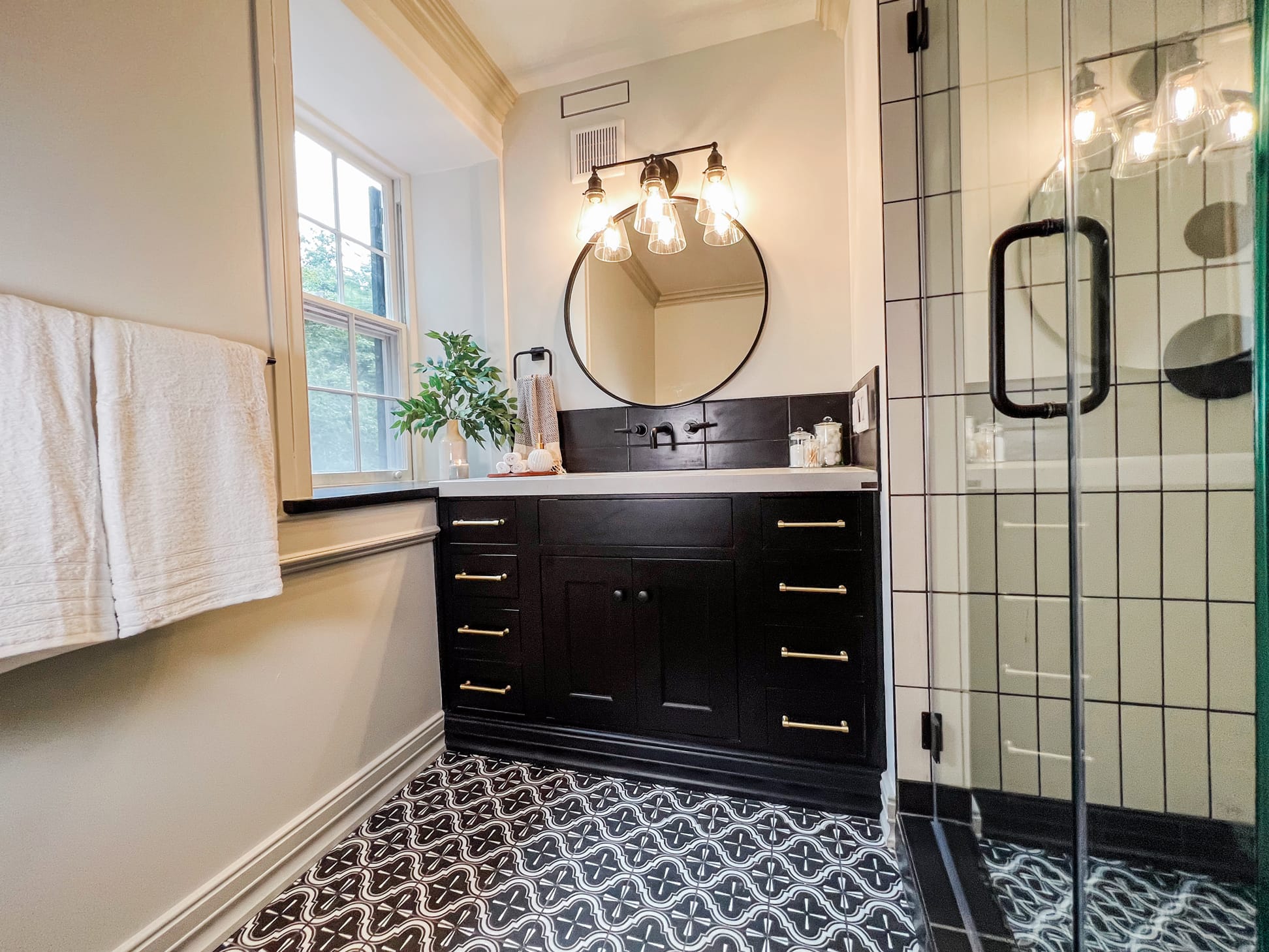 6x6 Handpainted Tile Sanxenxo in Black & White Motif