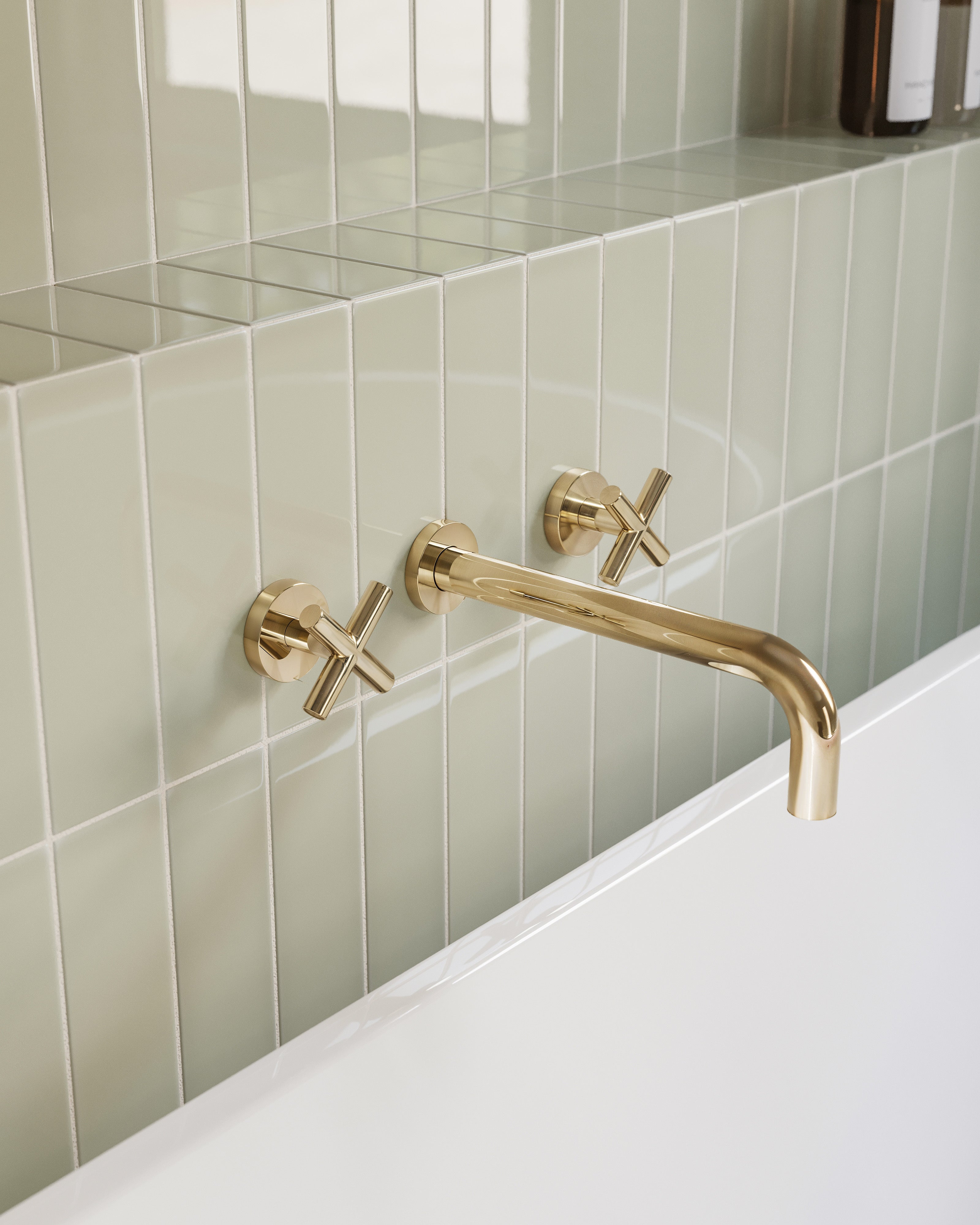 Contour Wall Mount 10" Spout in Polished Brass