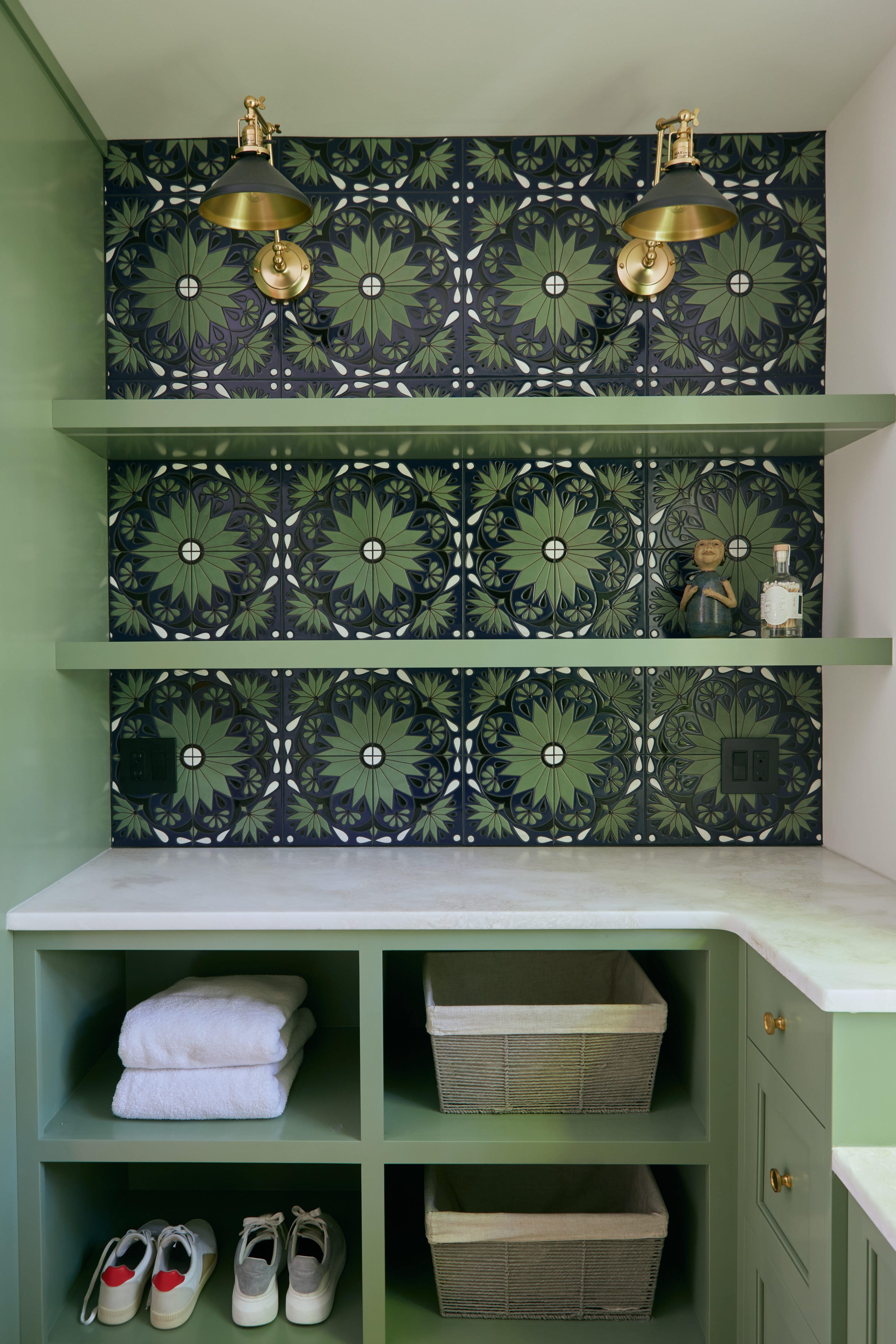 8x8 Handpainted Tile Ensenito in Cool Motif