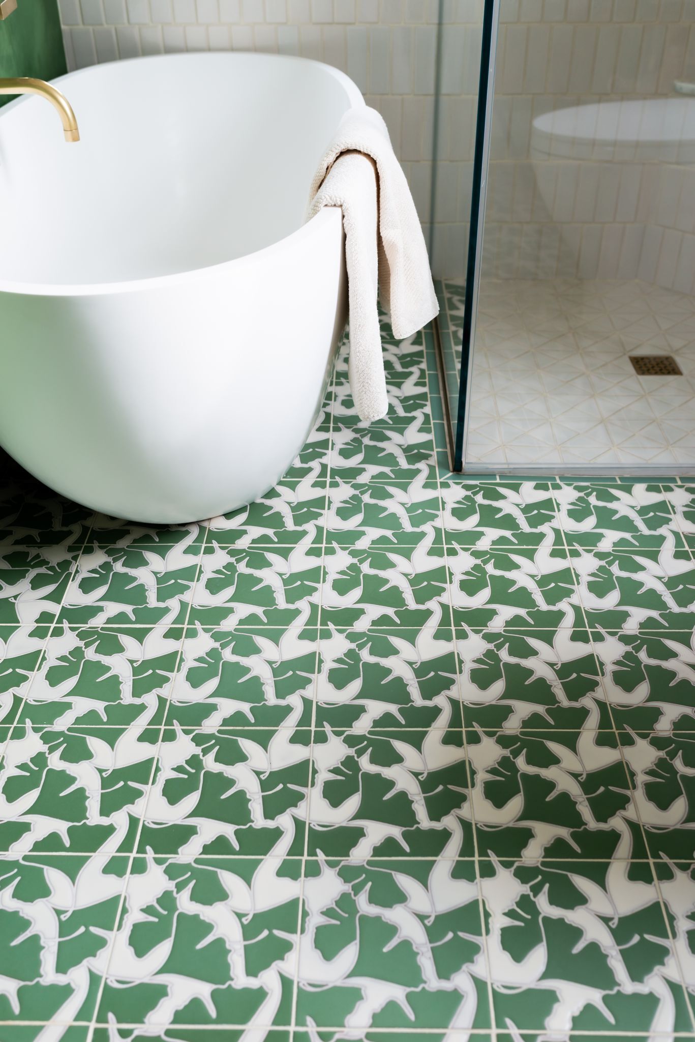 8x8 Handpainted Tile Gingko in Green Motif