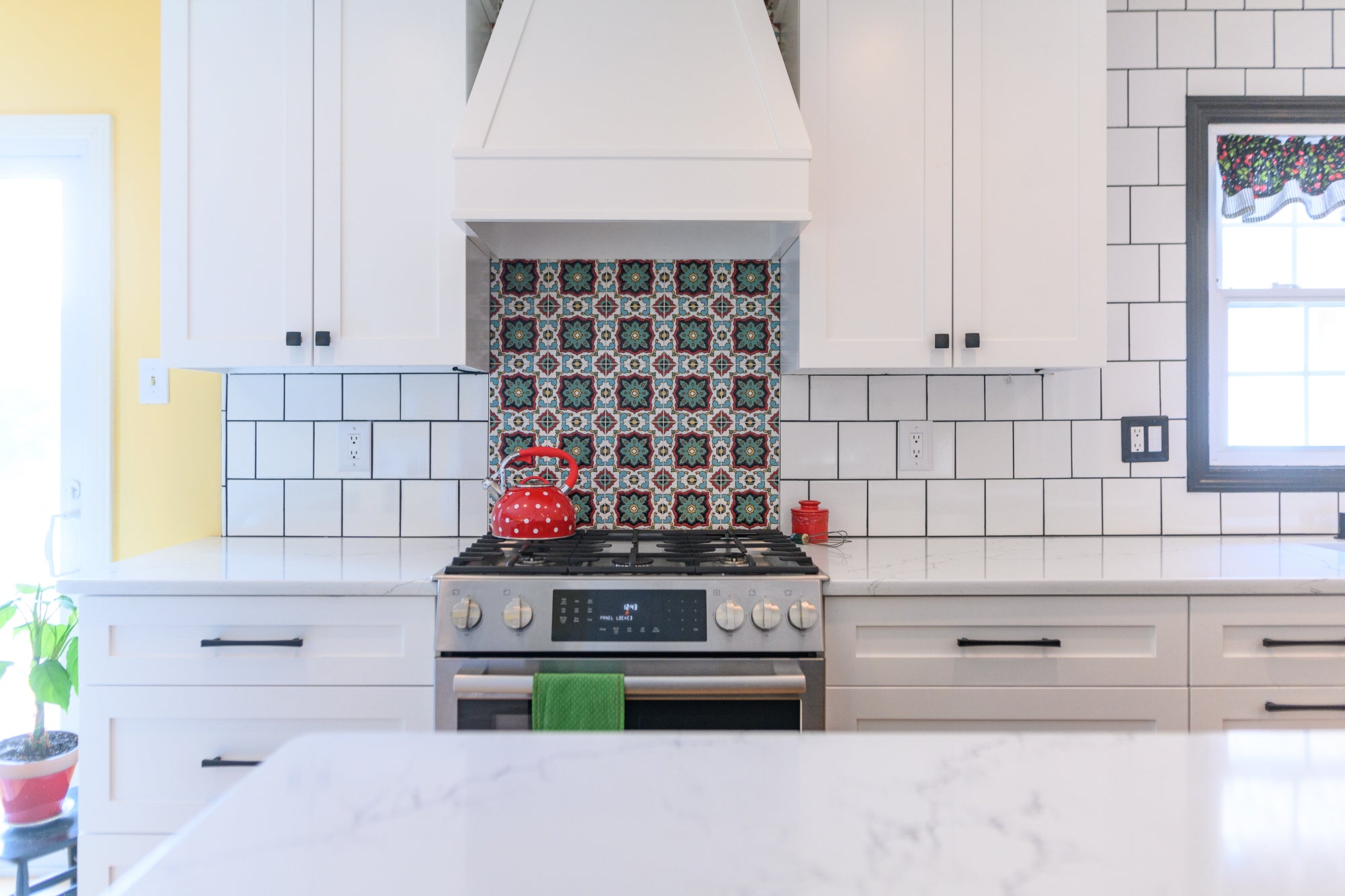 6x6 Handpainted Tile San Sebastian in Warm Motif