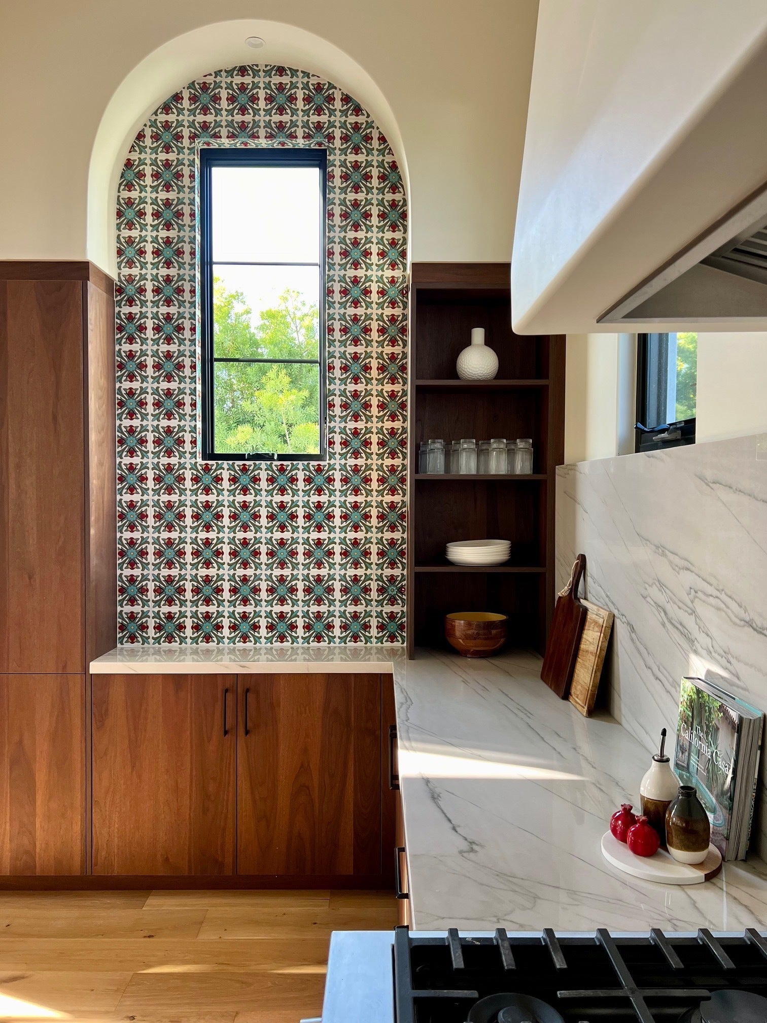 6x6 Handpainted Tile Santiago in Warm Motif