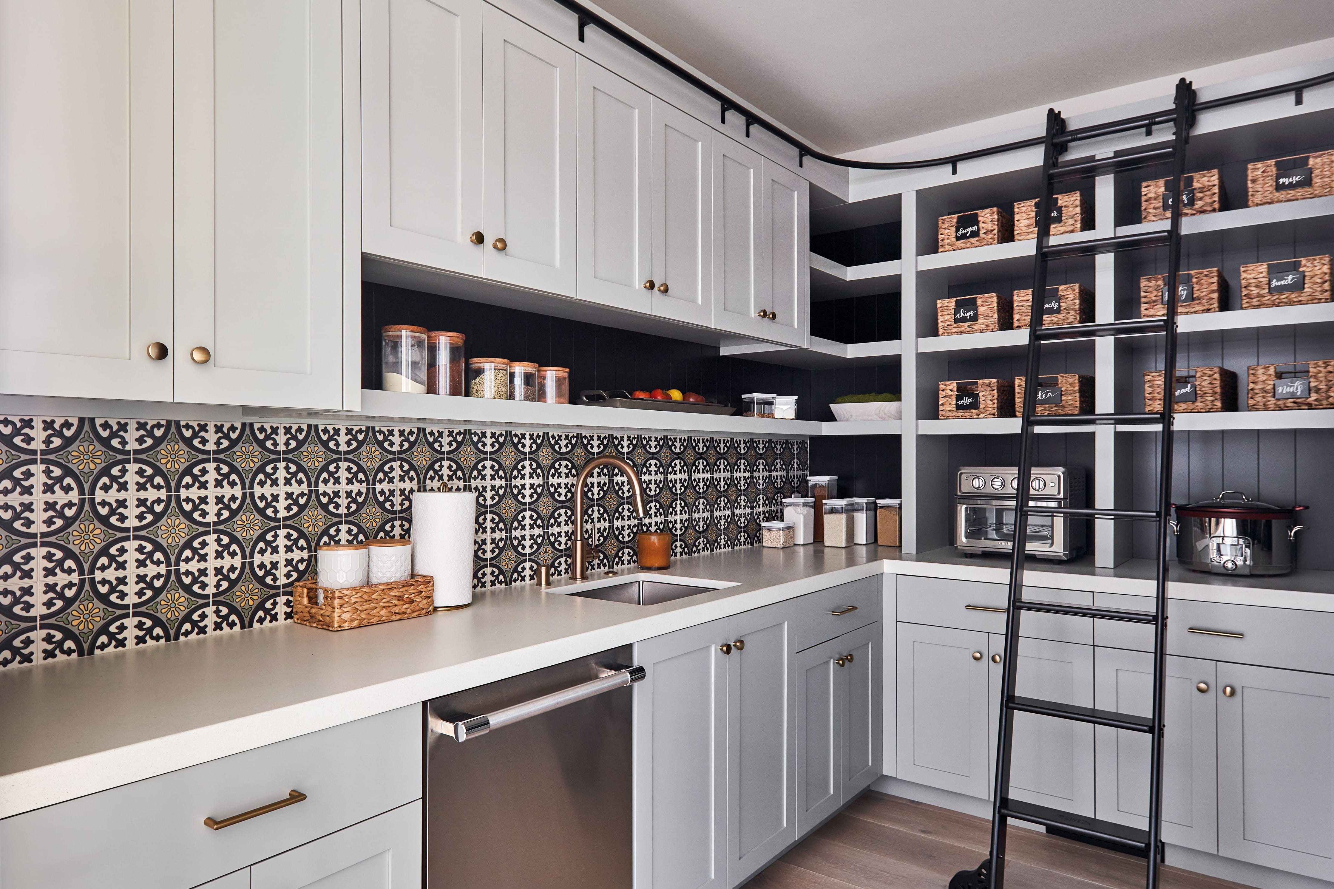 6x6 Handpainted Tile Lugo in Neutral Motif
