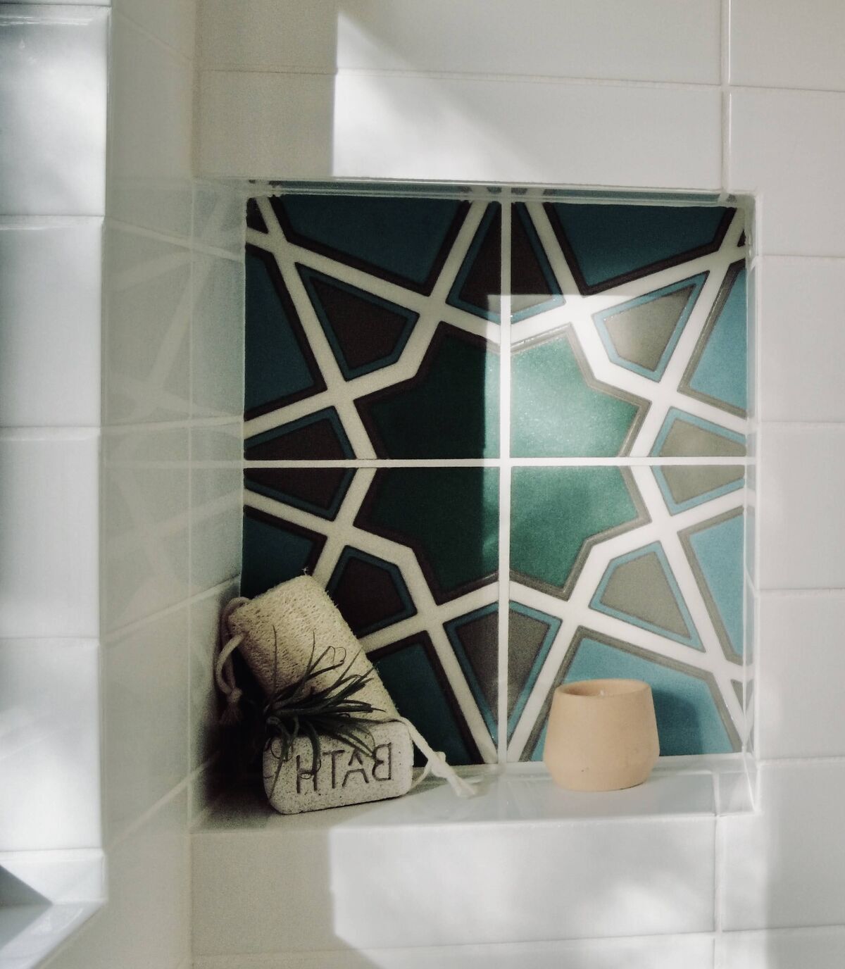 8x8 Handpainted Tile Padma in Cool Motif